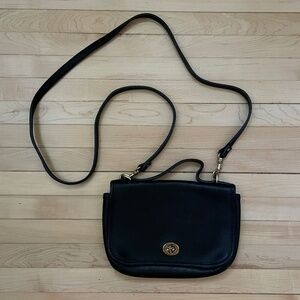 Vintage Hunt Club leather purse with turnkey closure